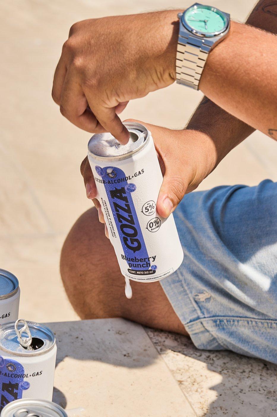Latas Gozza en playa