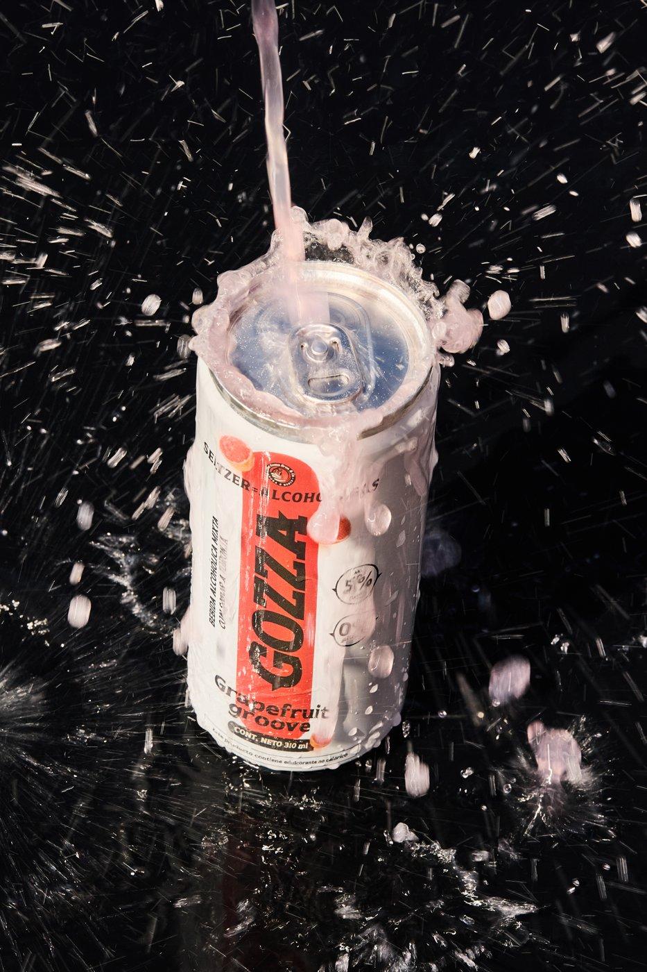 Lata de Gozza Grapefruit groove desbordando burbujas
